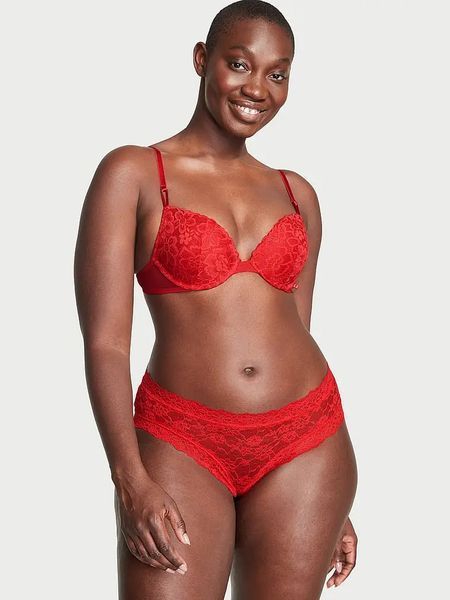 Подарунковий набір Victoria's Secret Піжама з шортиками Satin Heart Short Pajama Set + Мережевні Трусики Lace Cheeky Panty Red &mdash; основне фото товару, вигляд спереду
