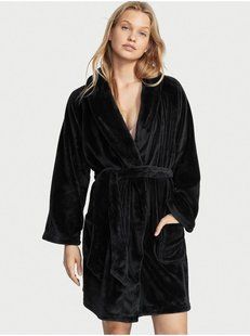 Халат Victoria's Secret Black Logo Short Cozy Robe Black &mdash; основне фото товару, вигляд спереду