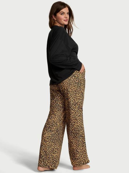 Фланелева піжама Victoria's Secret Flannel Long-Sleeve Tee-Jama Set  &mdash; основне фото товару, вигляд спереду