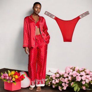 Подарунковий набір Victoria's Secret Піжама Сатинова Glazed Satin Long + Трусики Shine Strap Thong Panty &mdash; основне фото товару, вигляд спереду