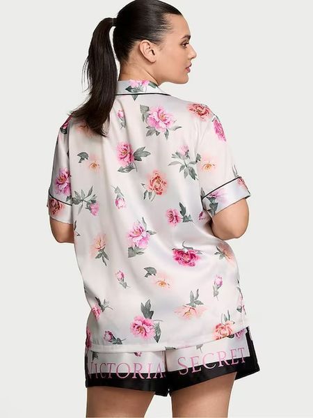 Піжама Сатинова Victoria's Secret Coconut White Floral Satin Short Pyjama Set &mdash; основне фото товару, вигляд спереду