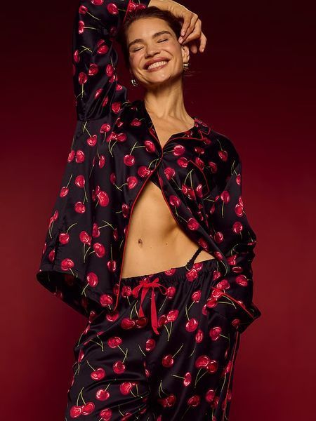 Піжама Сатинова Victoria's Secret Signature Satin Long Pajama Set &mdash; основне фото товару, вигляд спереду