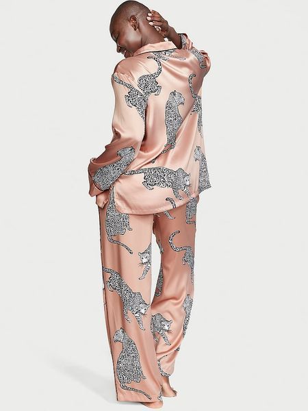 Піжама Victoria's Secret Satin Long Pajama Set Leopard &mdash; основне фото товару, вигляд спереду