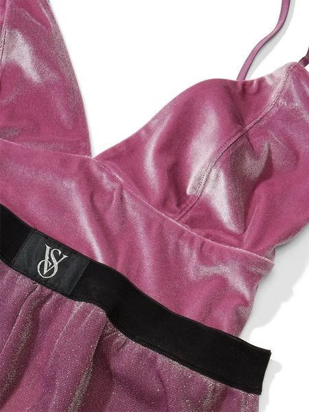 Піжамний комплект Victoria&rsquo;s Secret Velvet Cami & Shimmer Knit Pants PJ Set &mdash; основне фото товару, вигляд спереду
