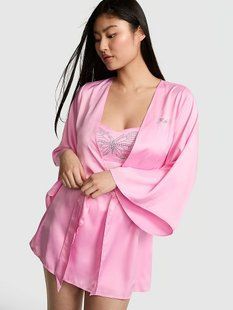Халат Victoria&rsquo;s Secret GRWPINK&trade; Satin Robe &mdash; основне фото товару, вигляд спереду