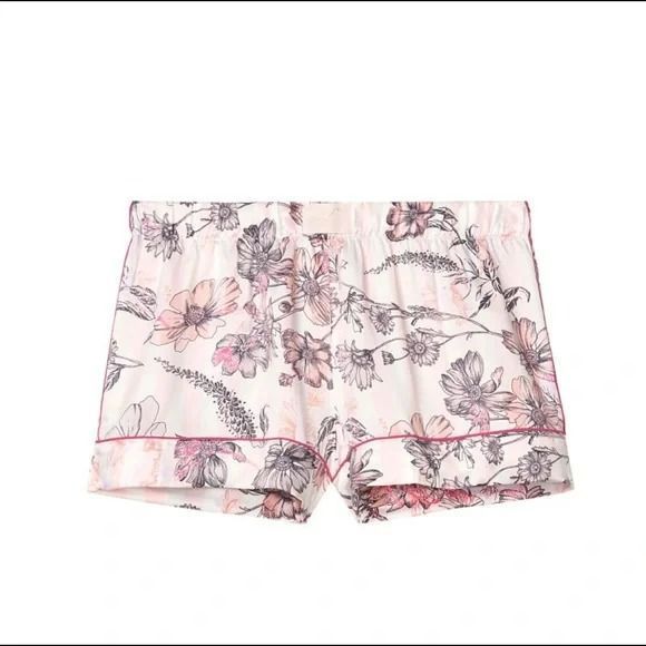 Шорти для сну Victoria&rsquo;s Secret Satin Shorts &mdash; основне фото товару, вигляд спереду