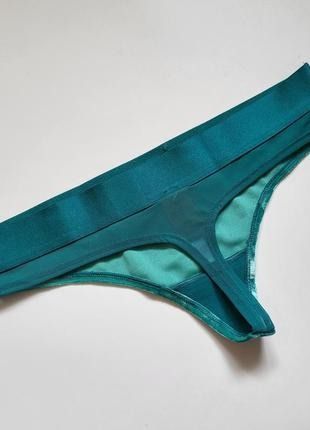 Трусики стрінги Victoria's Secret Velvet Thong Panty &mdash; основне фото товару, вигляд спереду