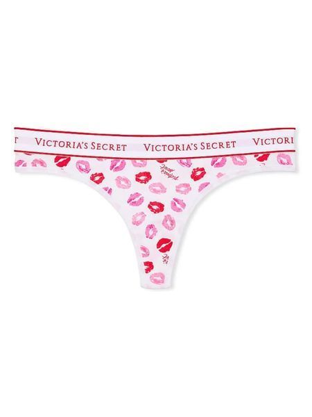 Набір Victoria's Secret Сатинова Піжама Glazed Satin Heart Short Pajama Set + Трусики White Kisses Thong Knickers &mdash; основне фото товару, вигляд спереду