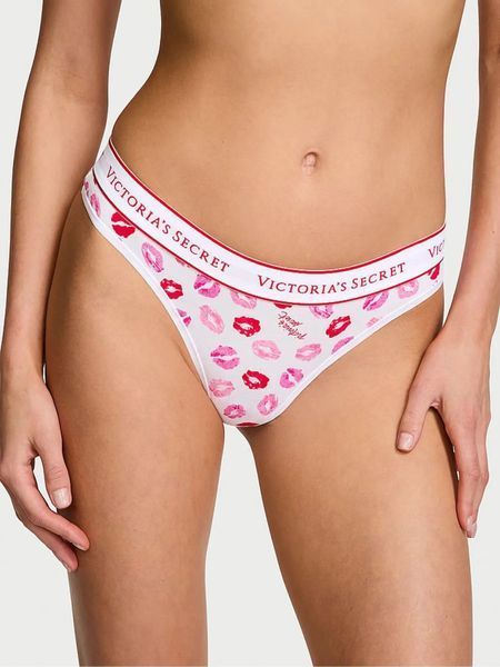 Набір Victoria's Secret Сатинова Піжама Glazed Satin Heart Short Pajama Set + Трусики White Kisses Thong Knickers &mdash; основне фото товару, вигляд спереду