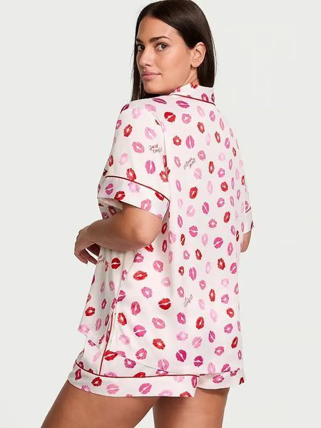 Набір Victoria's Secret Сатинова Піжама Glazed Satin Heart Short Pajama Set + Трусики White Kisses Thong Knickers &mdash; основне фото товару, вигляд спереду