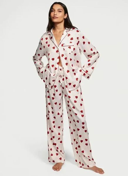 Подарунковий набір Victoria's Secret Піжама Satin Long Pajama Set Red Hearts + Лосьйон для тіла  Bare Vanilla Daydream Lotion &mdash; основне фото товару, вигляд спереду