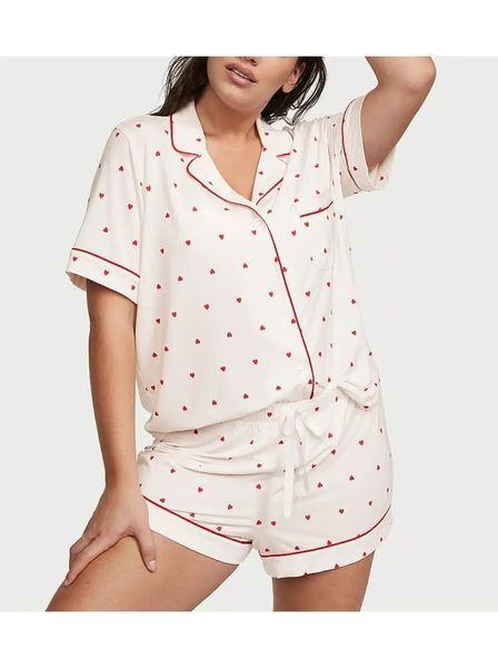 Подарунковий набір Victoria's Secret Піжама (сорочка + шорти) Modal Short PJ Set + Спрей для тіла Rich Honeysuckle Apricot &mdash; основне фото товару, вигляд спереду