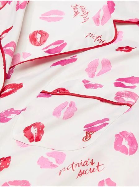 Піжама Сатинова  Victoria's Secret Glazed Satin Long Pajama Set Coconut White & Lipstick Kisses &mdash; основне фото товару, вигляд спереду