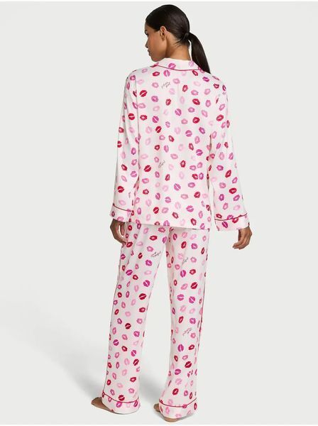 Піжама Сатинова  Victoria's Secret Glazed Satin Long Pajama Set Coconut White & Lipstick Kisses &mdash; основне фото товару, вигляд спереду
