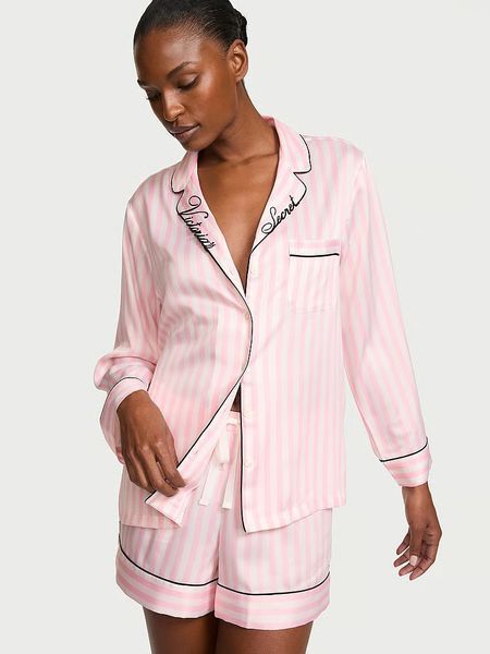Піжама Victoria's Secret Signature Satin Long-Sleeve Short Pajama Set Pink Stripe &mdash; основне фото товару, вигляд спереду