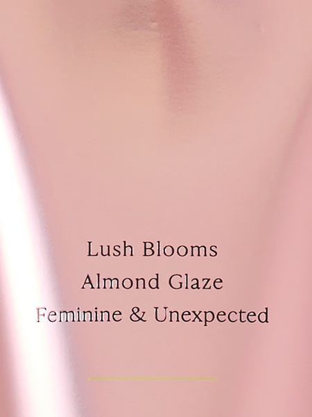 Лосьйон для тіла Victoria's Secret Velvet Petals Fragrance Lotion &mdash; основне фото товару, вигляд спереду
