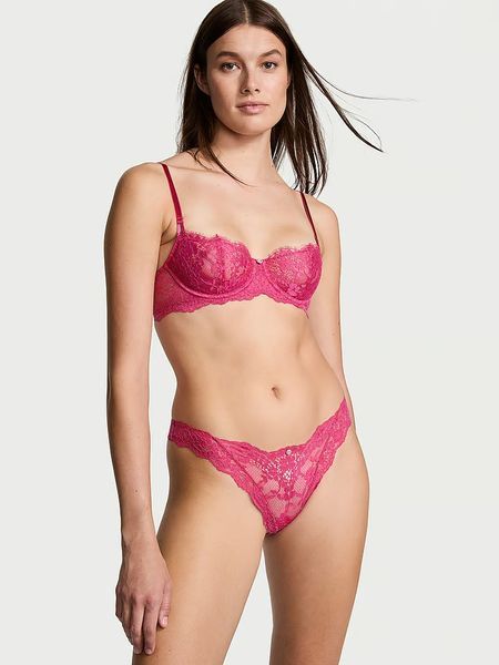 Трусики стрінги Victoria's Secret Dream Angels Lace Thong Panty Luscious Rose &mdash; основне фото товару, вигляд спереду
