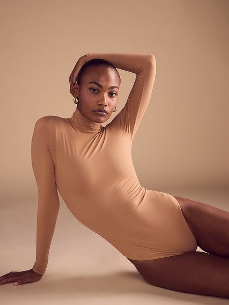 Боді-Гольф Victoria's Secret BODYWEAR by Victoria with FeatherSoft&trade; Innovation Turtleneck Bodysuit &mdash; основне фото товару, вигляд спереду