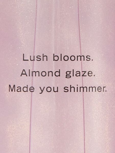 Спрей для тіла Victoria's Secret Velvet Petals Shimmer Fragrance Mist &mdash; основне фото товару, вигляд спереду
