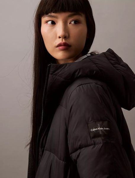 Куртка жіноча Calvin Klein Women's Hooded Puffer Jacket Black Beauty &mdash; основне фото товару, вигляд спереду