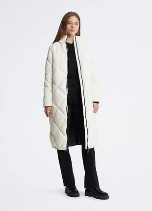 Куртка жіноча Calvin Klein Jeans Women's Hooded Dramatic Long Puffer White &mdash; основне фото товару, вигляд спереду