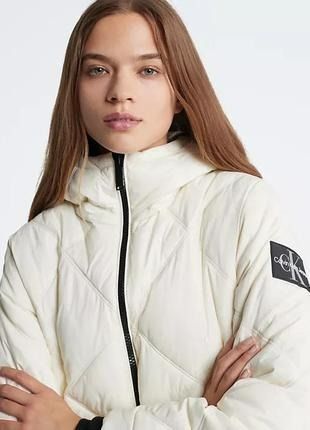 Куртка жіноча Calvin Klein Jeans Women's Hooded Dramatic Long Puffer White &mdash; основне фото товару, вигляд спереду