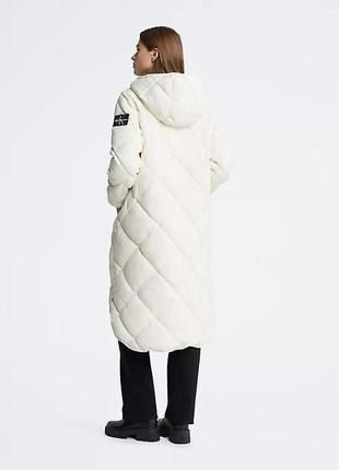 Куртка жіноча Calvin Klein Jeans Women's Hooded Dramatic Long Puffer White &mdash; основне фото товару, вигляд спереду