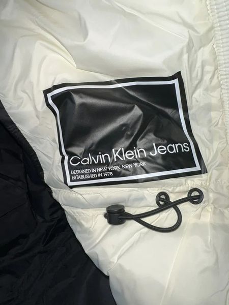 Куртка жіноча Calvin Klein Jeans Women's Hooded Dramatic Long Puffer White &mdash; основне фото товару, вигляд спереду