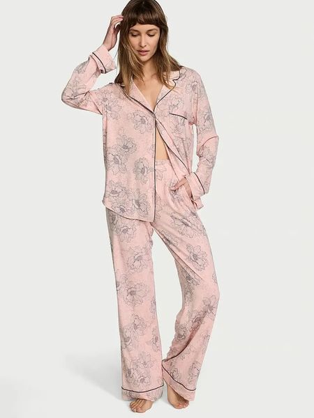 Подарунковий набір Victoria's Secret Піжама Модал Modal Long PJ Set + Набір парфумів Fragrance Discovery Gift Set &mdash; основне фото товару, вигляд спереду