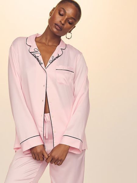 Піжама Сатинова Victoria's Secret Satin Long Pajama Set Pink &mdash; основне фото товару, вигляд спереду