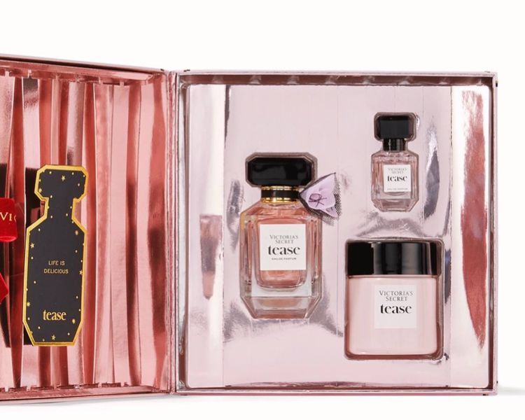 Набір Victoria's Secret Tease Luxe Fine 3 Piece Fragrance Gift Set  &mdash; основне фото товару, вигляд спереду