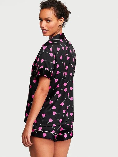 Піжама Victoria's Secret Satin Short Pajama Set Black Hearts &mdash; основне фото товару, вигляд спереду