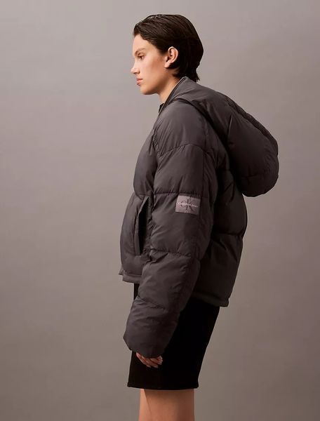 Куртка жіноча Calvin Klein Women's Short Hooded Puffer Jacket Forged Iron &mdash; основне фото товару, вигляд спереду