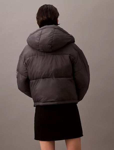 Куртка жіноча Calvin Klein Women's Short Hooded Puffer Jacket Forged Iron &mdash; основне фото товару, вигляд спереду