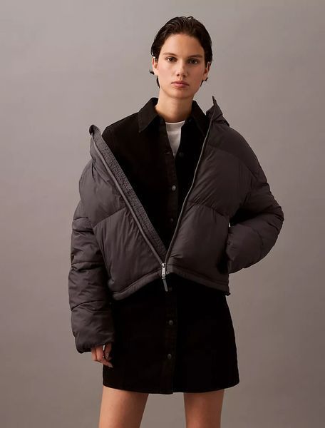 Куртка жіноча Calvin Klein Women's Short Hooded Puffer Jacket Forged Iron &mdash; основне фото товару, вигляд спереду