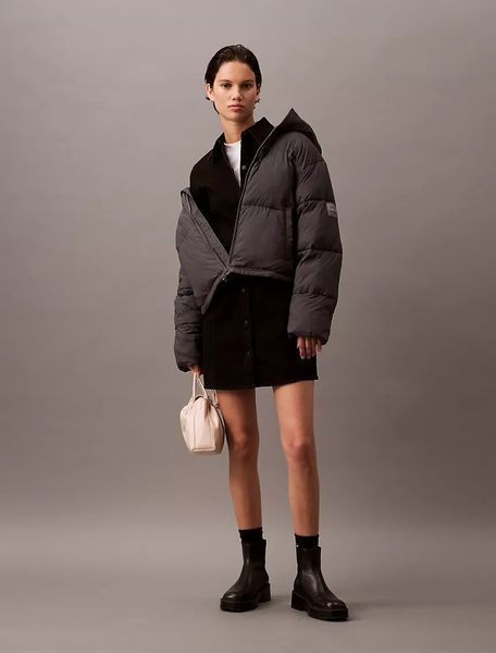 Куртка жіноча Calvin Klein Women's Short Hooded Puffer Jacket Forged Iron &mdash; основне фото товару, вигляд спереду