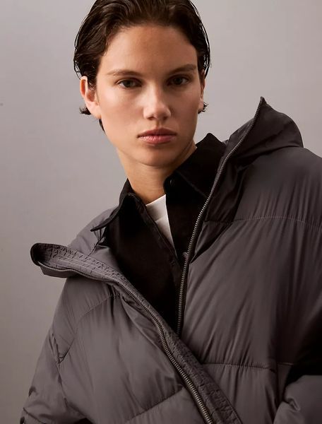 Куртка жіноча Calvin Klein Women's Short Hooded Puffer Jacket Forged Iron &mdash; основне фото товару, вигляд спереду