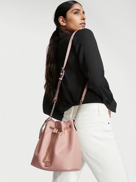 Сумка Victoria&rsquo;s Secret The Victoria Bucket Bag Orchid Blush &mdash; основне фото товару, вигляд спереду
