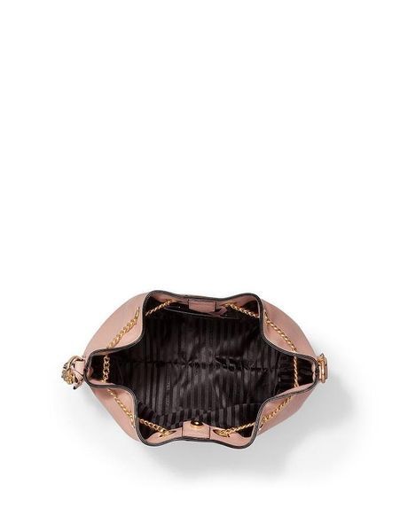 Сумка Victoria&rsquo;s Secret The Victoria Bucket Bag Orchid Blush &mdash; основне фото товару, вигляд спереду