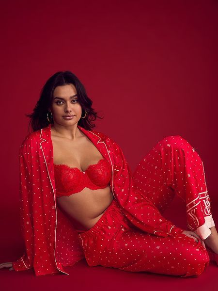 Подарунковий набір Victoria's Secret Піжама Сатинова Glazed Satin Long Pajama Set + Парфуми Bombshell 100мл   &mdash; основне фото товару, вигляд спереду