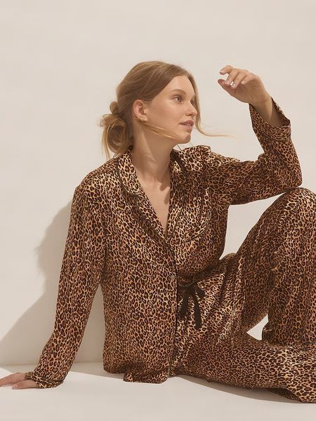 Піжама Сатинова Victoria's Secret Signature Satin Long Pajama Set &mdash; основне фото товару, вигляд спереду