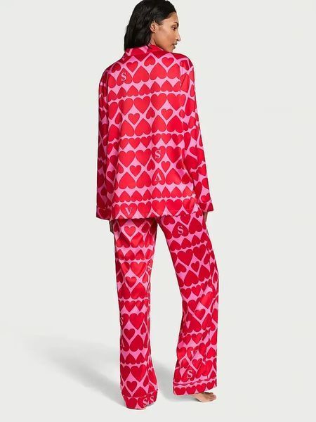 Подарунковий набір Victoria's Secret  Піжама Satin Glazed Long Pajama Set + Парфумований гель для душу Very Sexy Fine Fragrance &mdash; основне фото товару, вигляд спереду