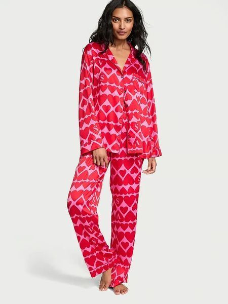 Подарунковий набір Victoria's Secret  Піжама Satin Glazed Long Pajama Set + Парфумований гель для душу Very Sexy Fine Fragrance &mdash; основне фото товару, вигляд спереду