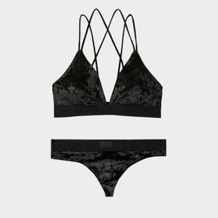 Комплект білизни Victoria's Secret Crushed Velvet Triangle Bralette & Thong Panty   &mdash; основне фото товару, вигляд спереду
