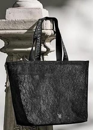 Сумка-шоппер Victoria's Secret Logo Black Lace Tote Bag 2026  &mdash; основне фото товару, вигляд спереду