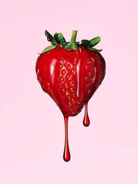 Лосьйон для тіла з дозатором Victoria's Secret Juicy Strawberry Body Lotion  &mdash; основне фото товару, вигляд спереду