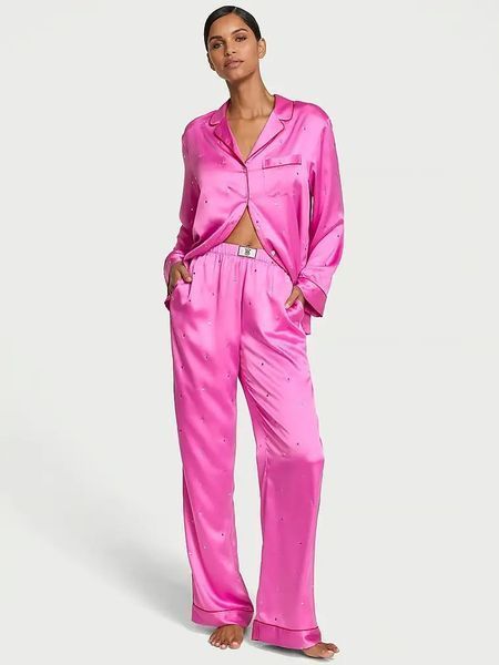 Подарунковий набір Victoria's Secret Піжама Satin Long Pajama Set + Лосьйон для Тіла Vanilla Bean & Macadamia Fragrance  &mdash; основне фото товару, вигляд спереду