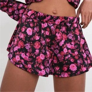 Піжамні шорти Victoria's Secret For Love & Lemons Lola Pink Floral Satin Shorts &mdash; основне фото товару, вигляд спереду