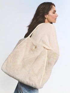 Сумка жіноча Victoria's Secret Faux - Fur Tote Bag &mdash; основне фото товару, вигляд спереду
