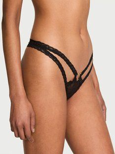 Трусики стрінги Victoria's Secret Very Sexy Lace Heart Hardware Strappy Thong Panty &mdash; основне фото товару, вигляд спереду